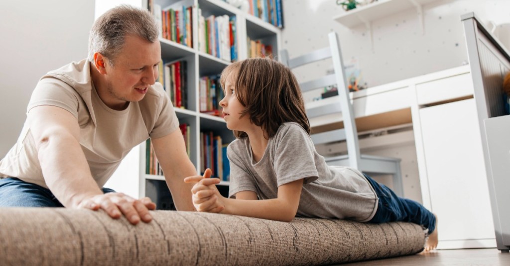 Vater spricht zu seinem Sohn