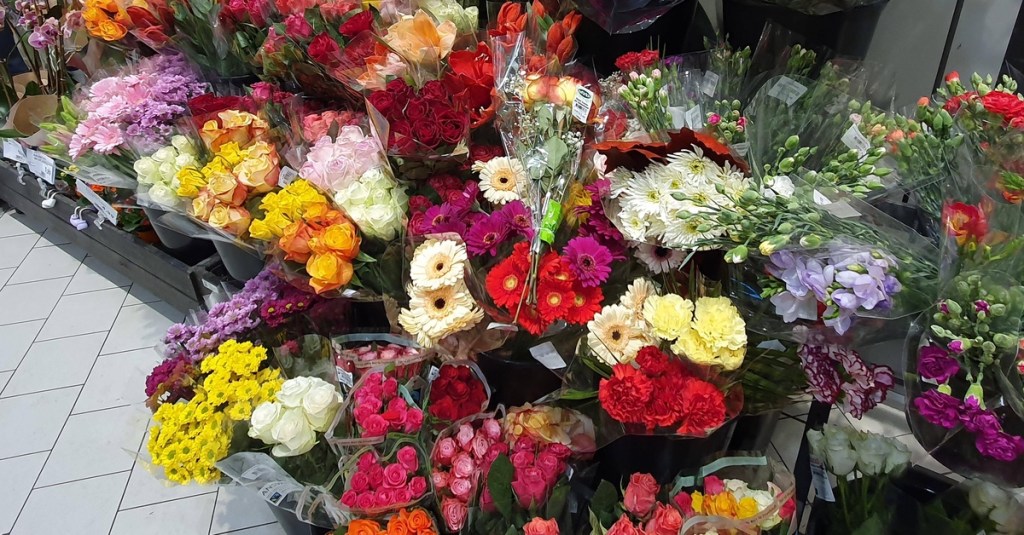 Schnittblumen kaufen in einem Supermarkt.