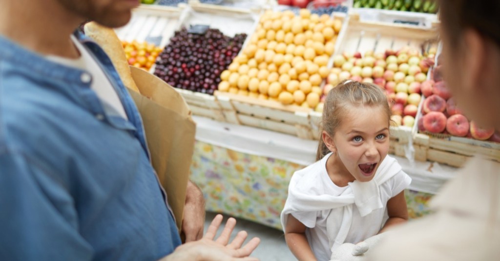 Kleines Mädchen hat einen Wutanfall im Supermarkt