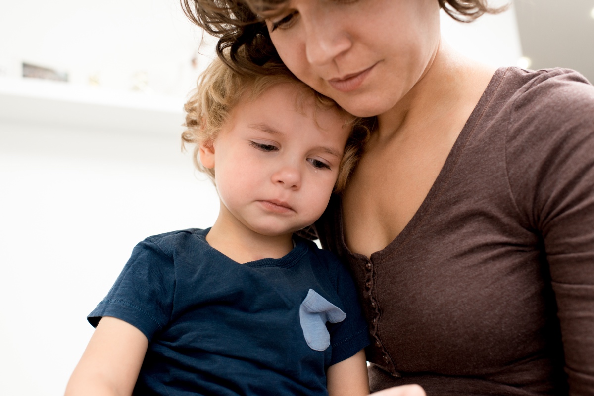 Eine Mutter trÃ¶stet ihre kleine Tochter nach einem Wutausbruch.