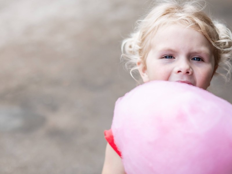 Kleines MÃ¤dchen hÃ¤lt pinke Zuckerwatte in den HÃ¤nden