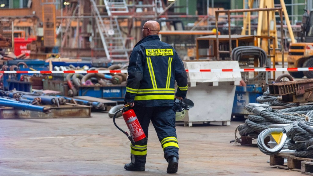 Feuerwehrmann in einem Hafen.