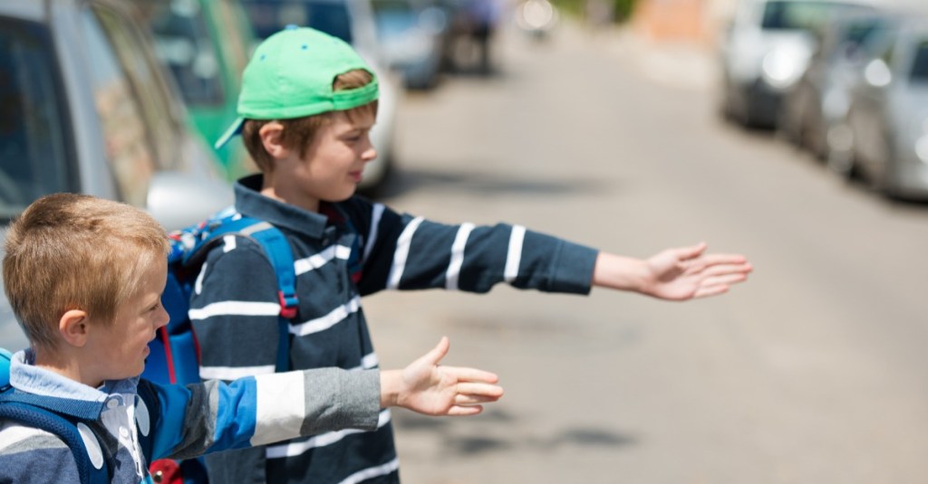 sicherer Schulweg: zwei Schulkinder im Straßenverkehr