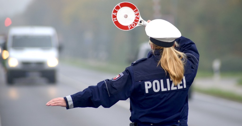 Polizei bei Verkehrskontrolle