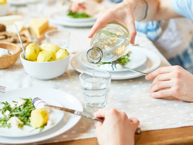 ein hübsch gedeckter Tisch mit Kartoffeln in einer Schale