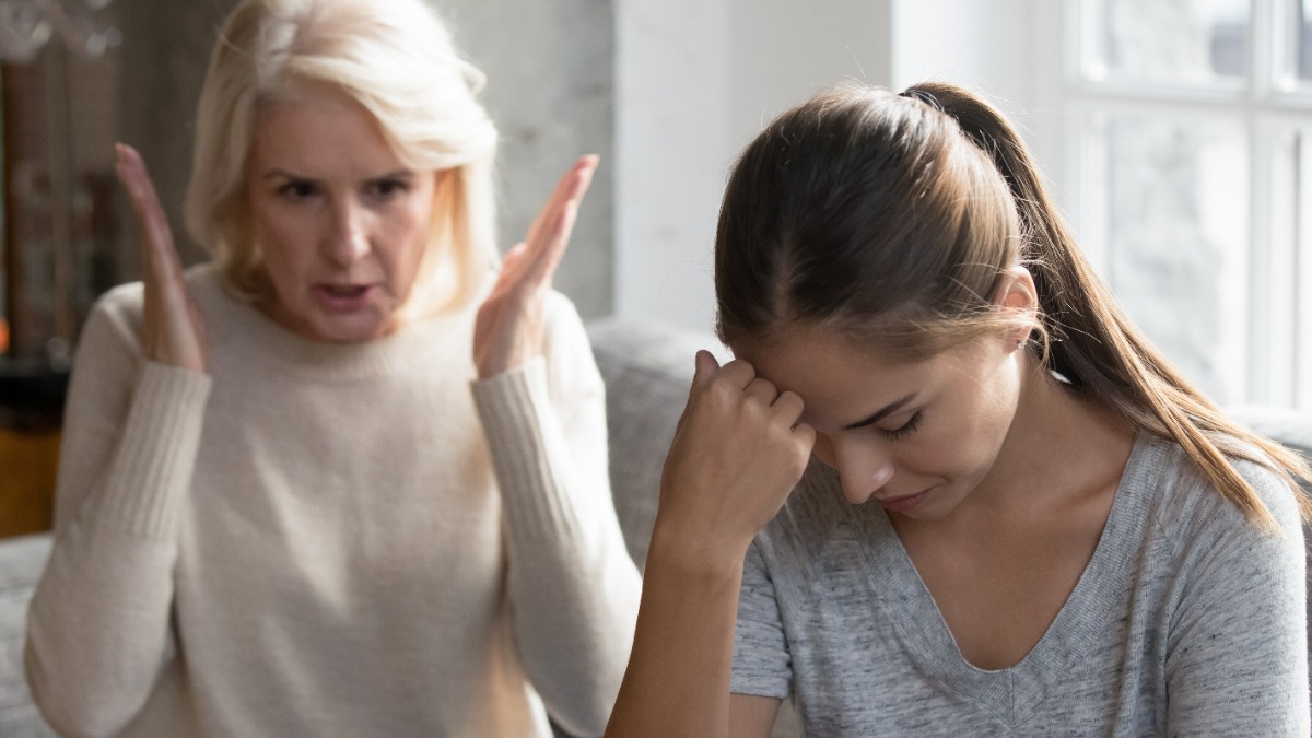 verÃ¤rgerte Mutter spricht mit ihrer erwachsenen Tochter