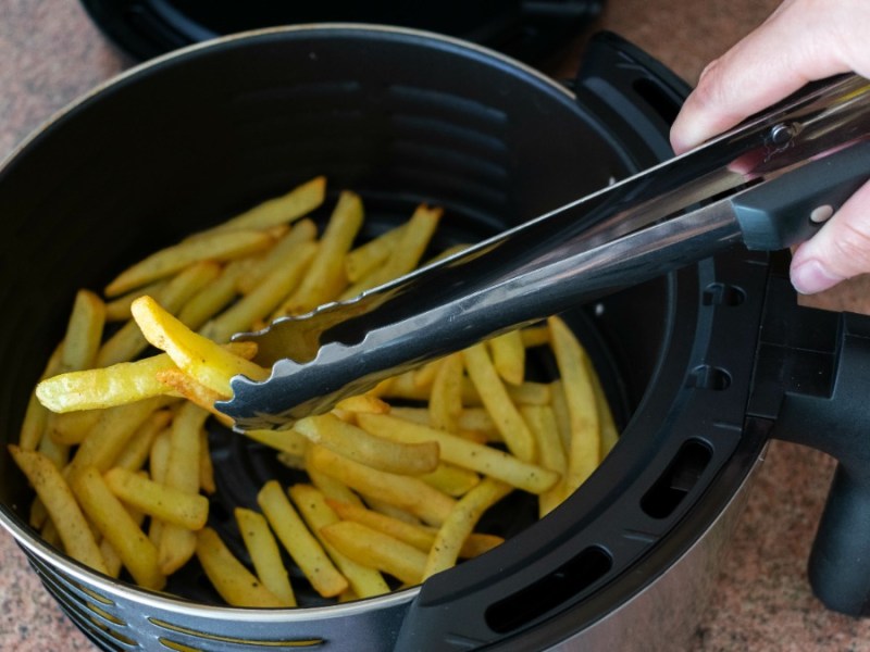 Pommes, die in der HeiÃŸluftfritteuse zubereitet werden