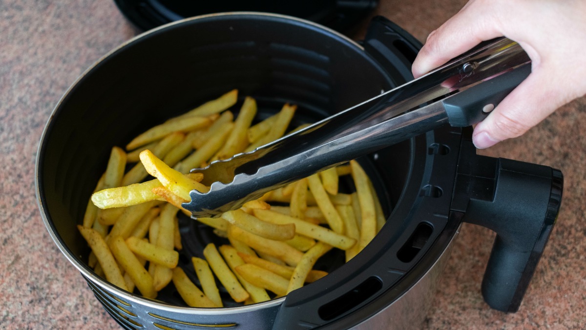 Pommes, die in der HeiÃŸluftfritteuse zubereitet werden