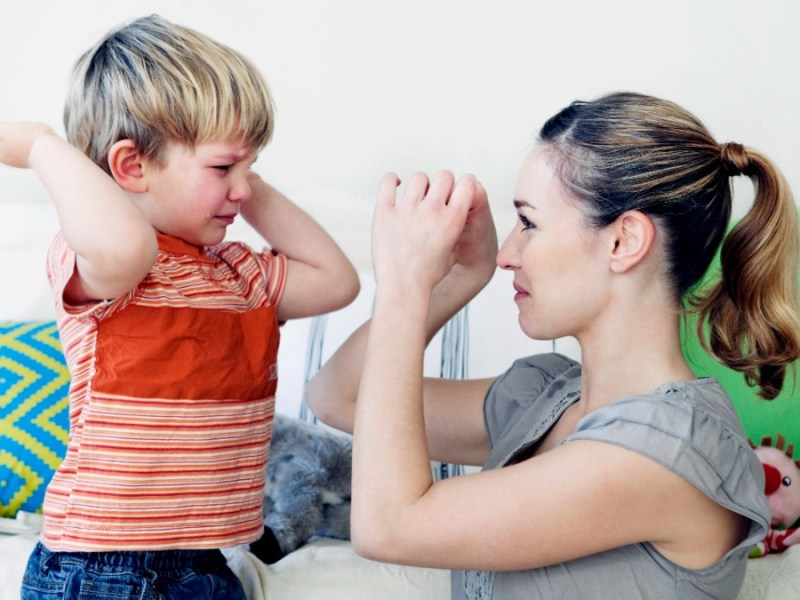 Kind haut oder beiÃŸt: Mutter wehrt SchlÃ¤ge ihres Sohnes ab