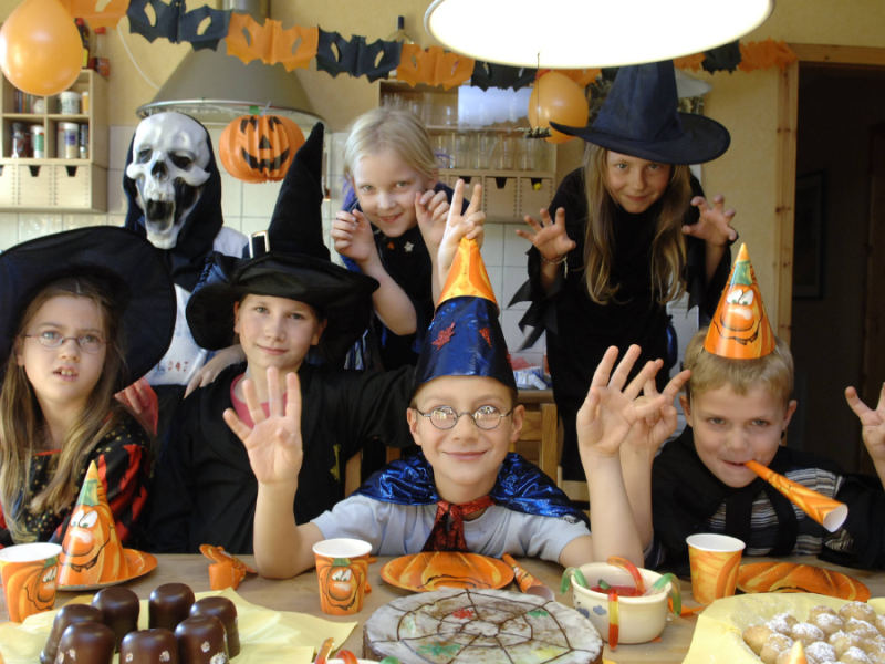 Verkleidete Kinder mit gruseligen KostÃ¼men auf einer Halloween-Kinderparty