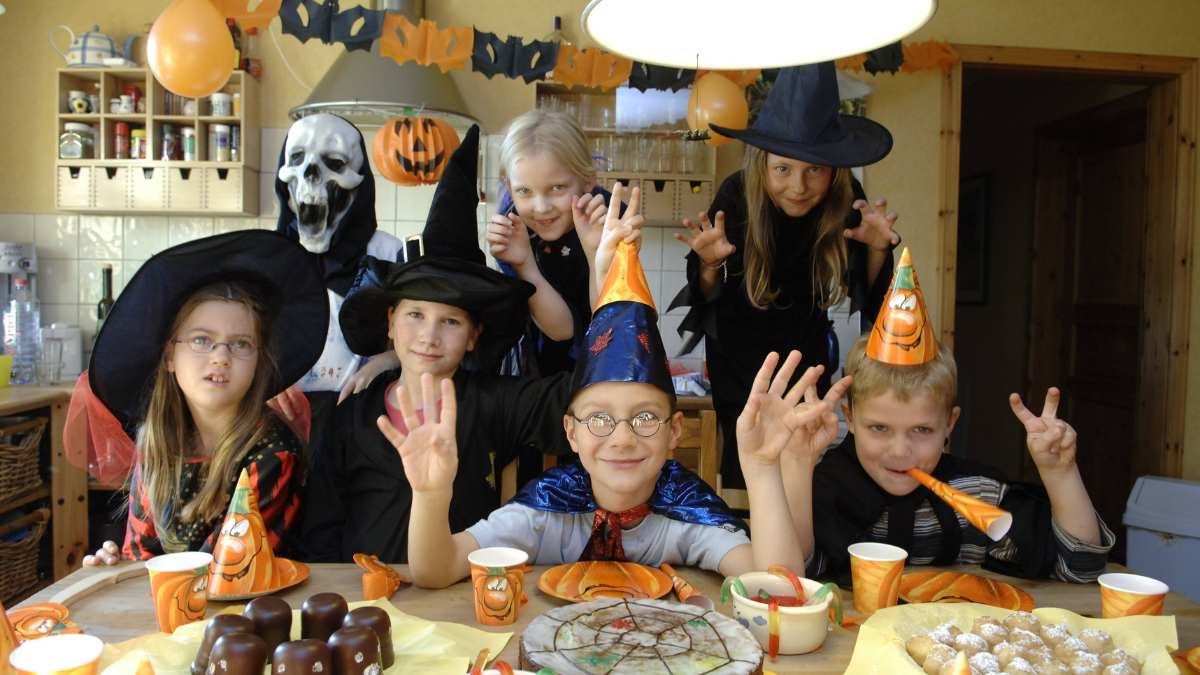 Verkleidete Kinder mit gruseligen KostÃ¼men auf einer Halloween-Kinderparty