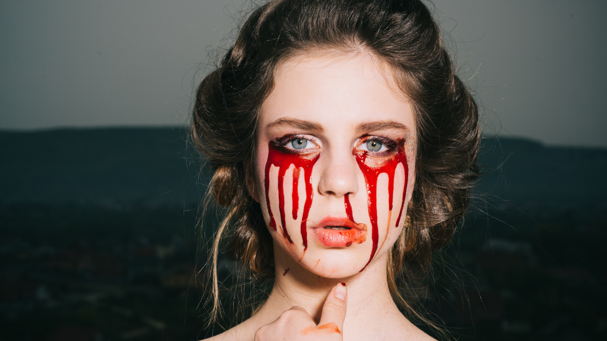 Halloween Make-up mit Kunstblut