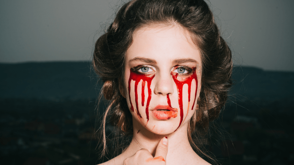 Halloween Make-up mit Kunstblut