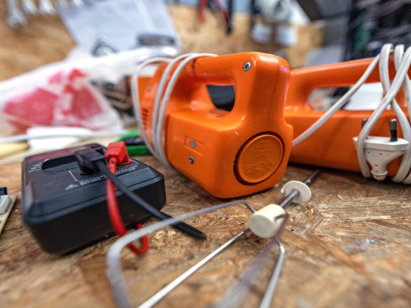 Diverser ElektromÃ¼ll auf einem Tisch.