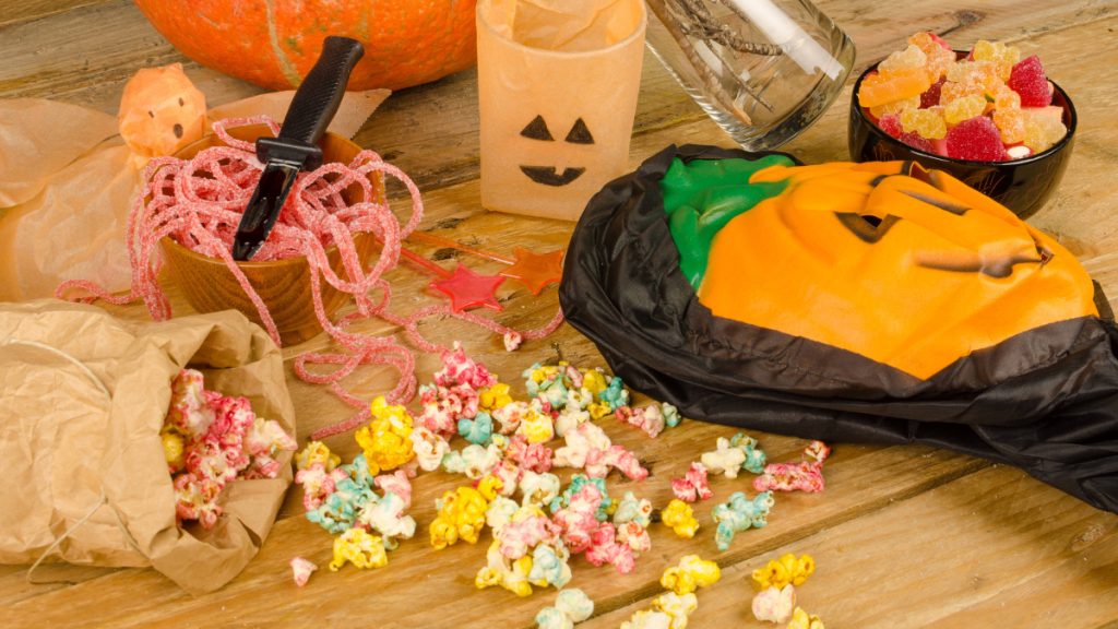 Bunte Süßigkeiten für eine Halloween-Kinderparty