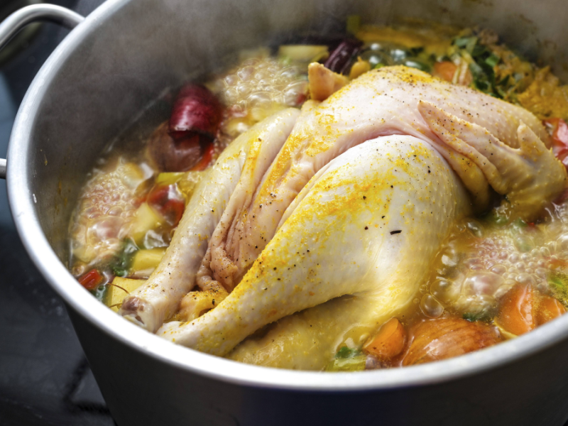 HÃ¼hnersuppe mit ganzem Huhn und GemÃ¼se in einer BrÃ¼he