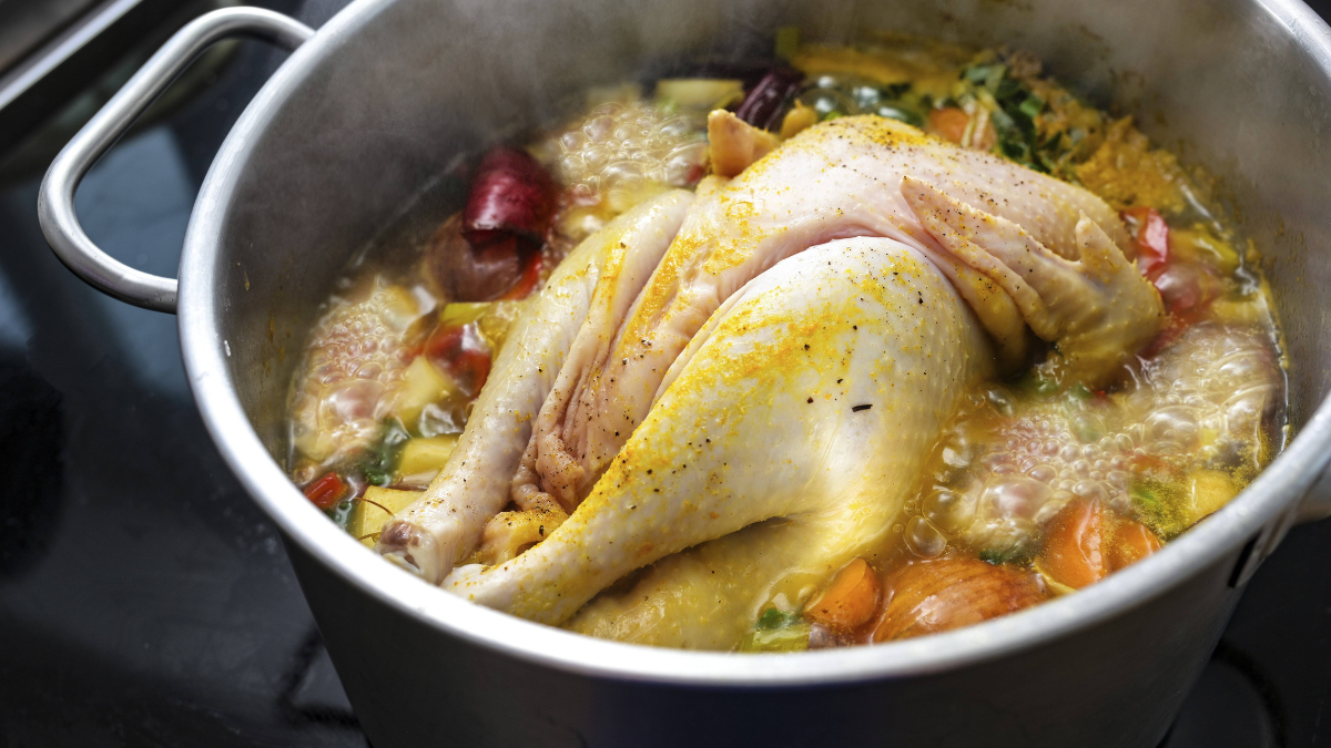 HÃ¼hnersuppe mit ganzem Huhn und GemÃ¼se in einer BrÃ¼he