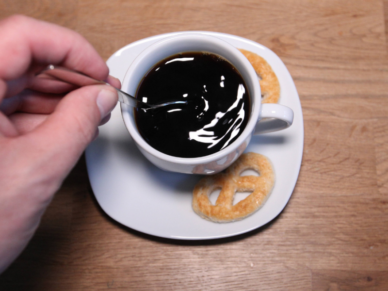 Kaffee in einer Kaffeetasse, Hand rÃ¼