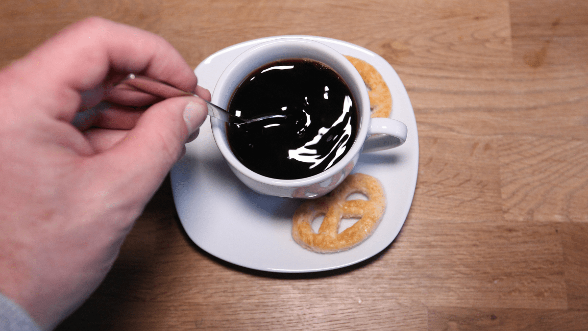 Kaffee in einer Kaffeetasse, Hand rÃ¼