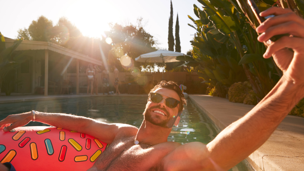 Narzisst erkennen: Mann im Pool macht Selfie