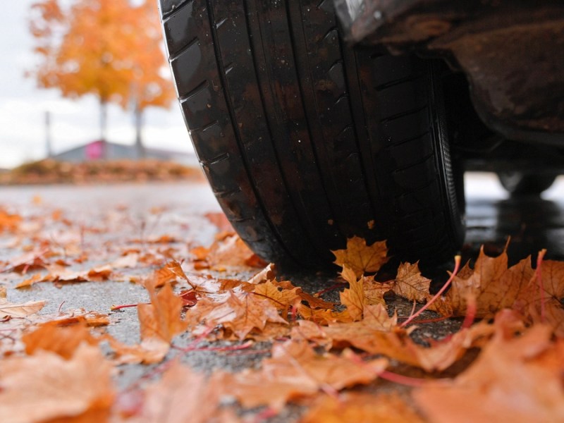 Autofahren im Herbst.