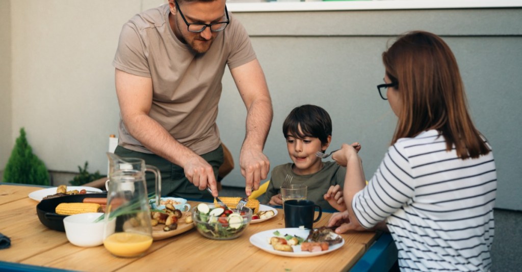 Eltern verwöhnen ihr Kind am Frühstückstisch