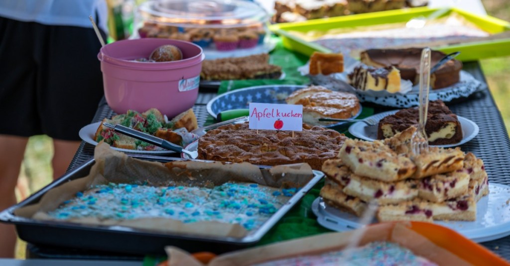 viele Kuchen auf einem Kuchenbasar