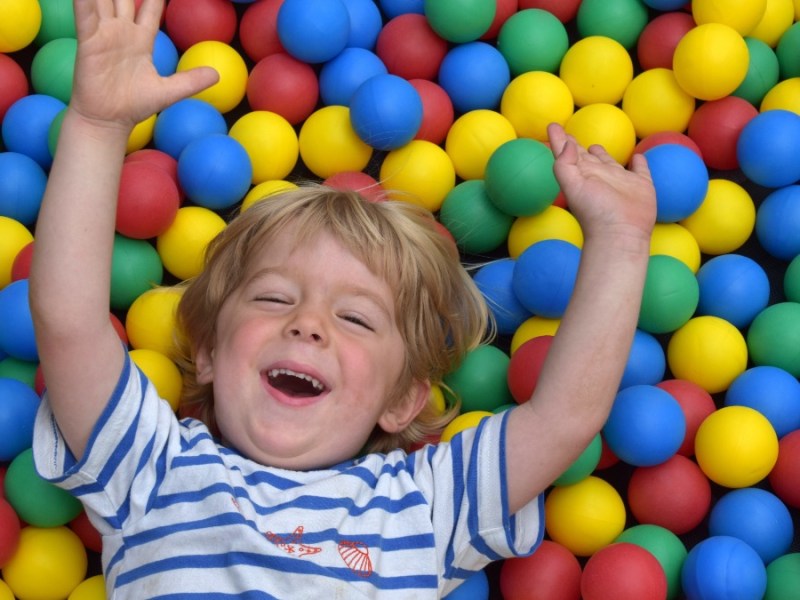 kleiner Junge spielt im BÃ¤llebad