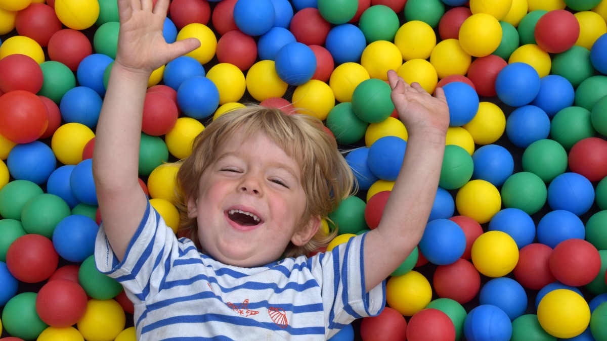 kleiner Junge spielt im BÃ¤llebad