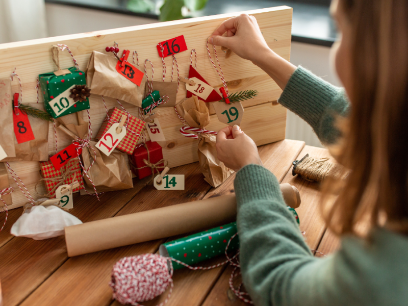 Frau Ã¶ffnet Adventskalender fÃ¼r Frauen