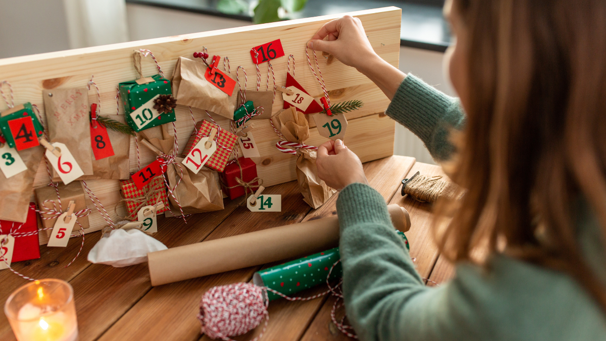 Frau Ã¶ffnet Adventskalender fÃ¼r Frauen