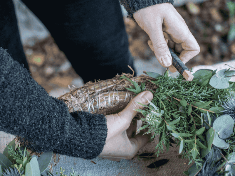 Adventskranz wird frisch gebunden