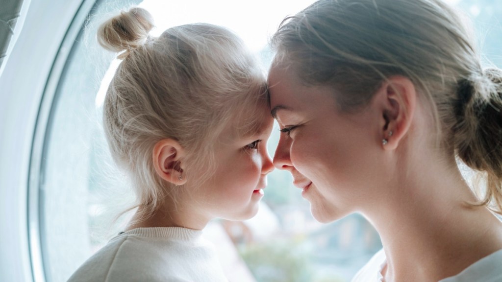 Geschenke für die Kinder: Mutter und Tochter halten ihre Stirn aneinander