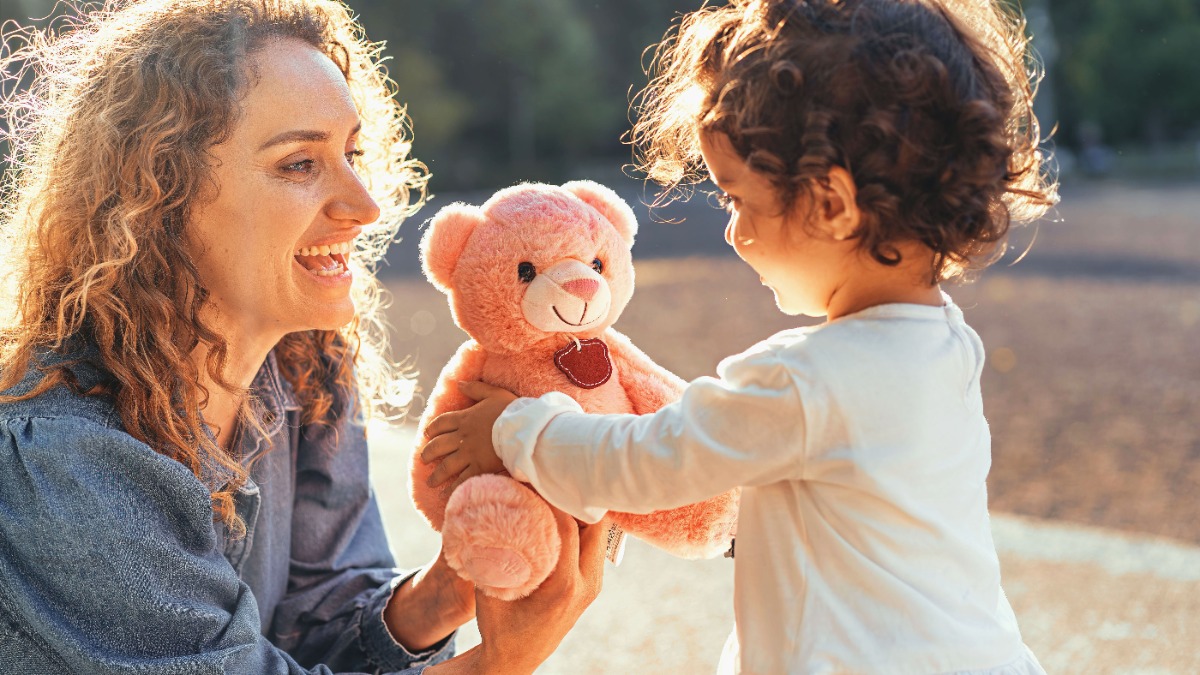 Kinder bekommen stÃ¤ndig Geschenke: Mutter gibt ihrer Tochter ein Kuscheltier