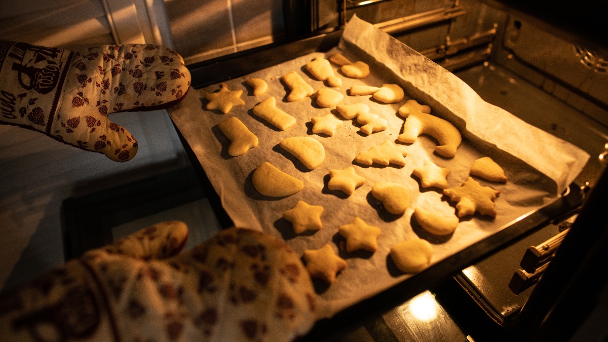 Plätzchen backen: Ein Backblech mit Plätzchen wird in den Ofen geschoben