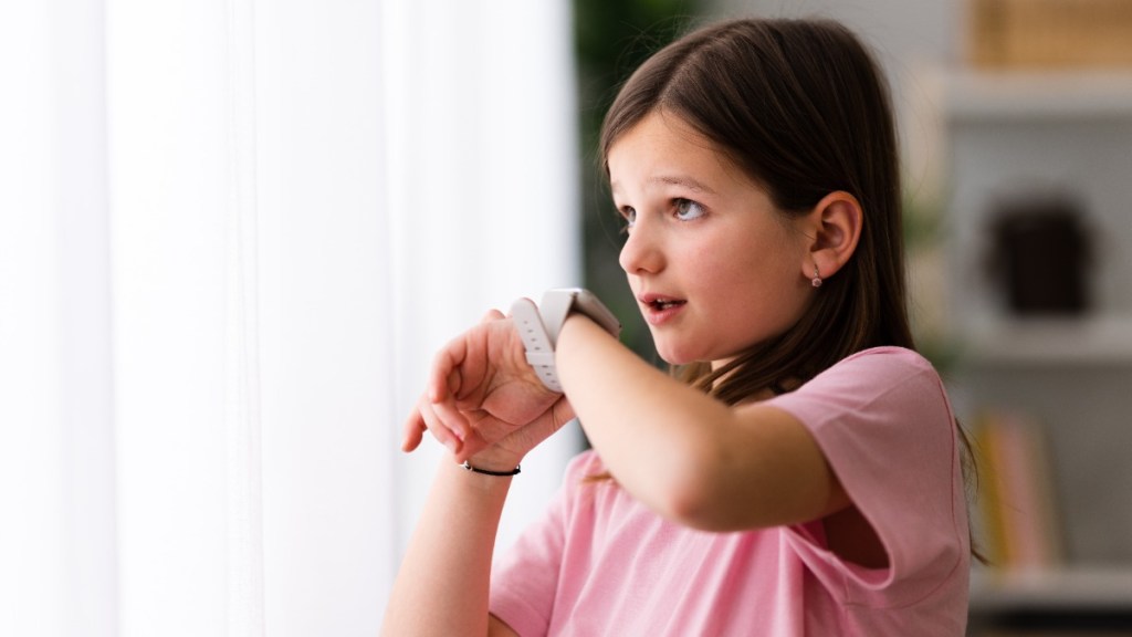 Smartwatch als Geschenk für Kinder: ein junges Mädchen spricht in eine Smartwatch