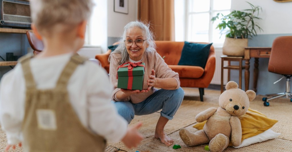 Kind ständig Geschenke: Oma überrascht ihren Enkel mit einem Geschenk