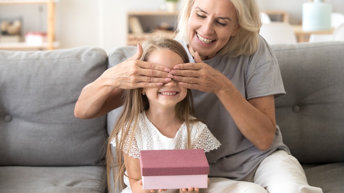 eine GroÃŸmutter macht ihrer Enkelin eine Freude