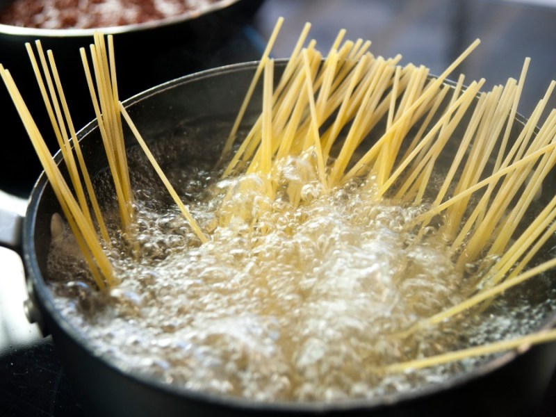 Spaghetti, die im Wasser in einem Kochtopf kochen