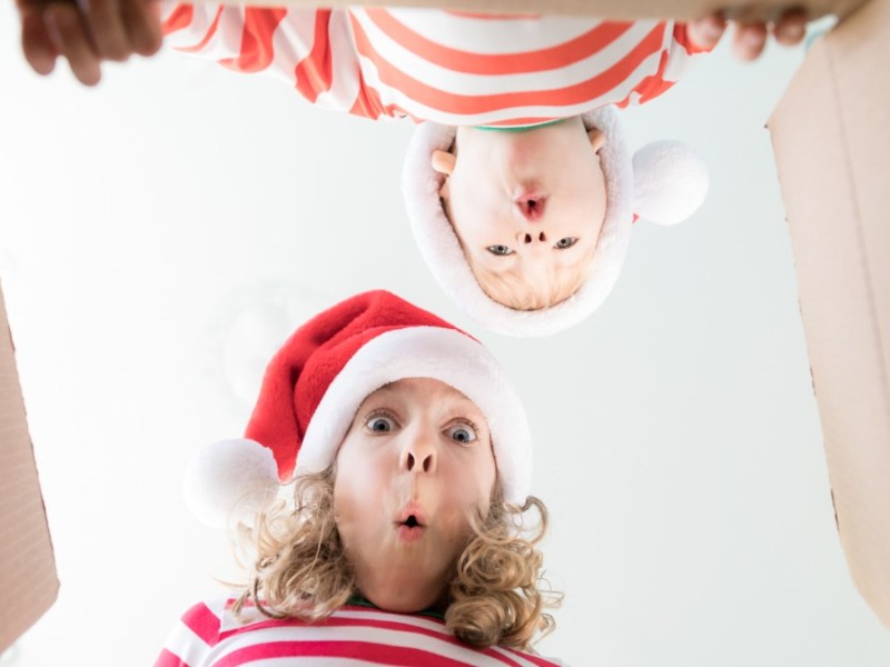 WichtelzubehÃ¶r: zwei Kinder gucken staunend in die Kamera