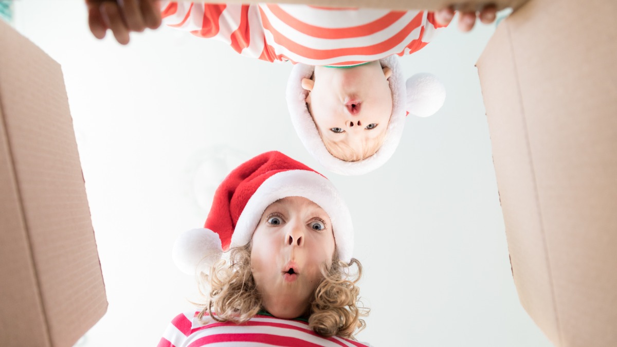 WichtelzubehÃ¶r: zwei Kinder gucken staunend in die Kamera