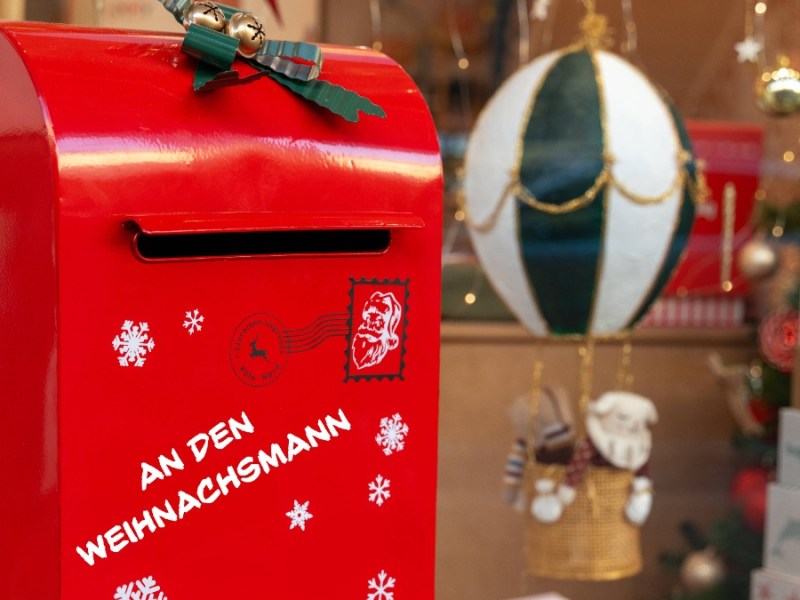 roter Briefkasten fÃ¼r den Weihnachtsmann