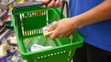 Butter einfrieren: ein Kunde legt im Supermarkt ein Päckchen Butter in den Korb