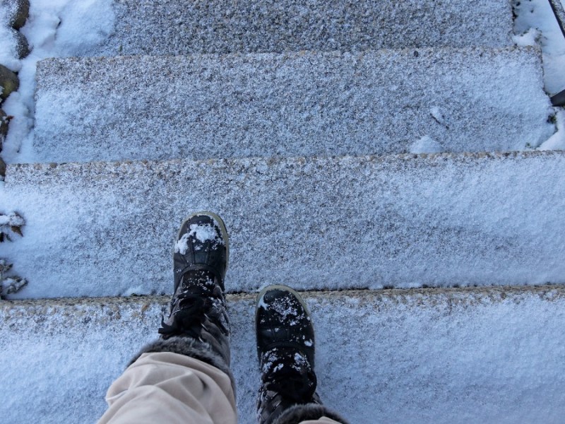 Enteiserspray: eine Treppe ist mit einer dÃ¼nnen Schneeschicht bedeckt