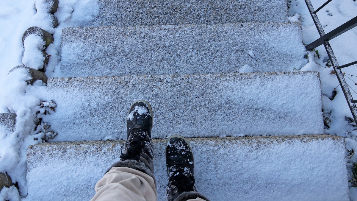 Enteiserspray: eine Treppe ist mit einer dÃ¼nnen Schneeschicht bedeckt