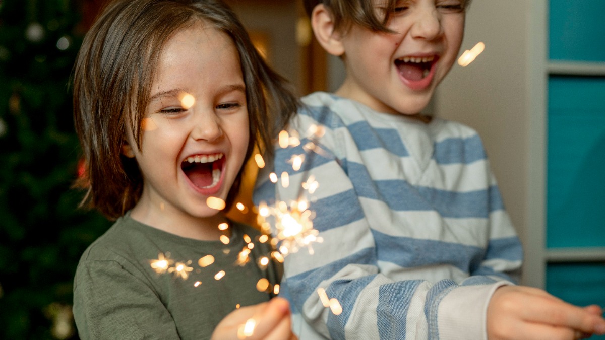 Silvester mit Kind: zwei kleine Jungs halten Wunderkerzen in den HÃ¤nden