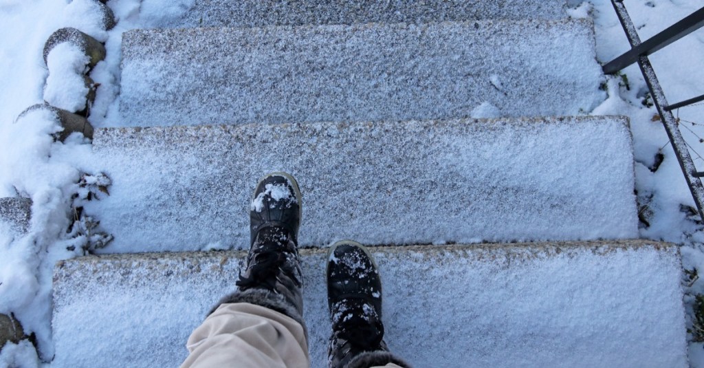 Enteiserspray: eine Treppe ist mit einer dünnen Schneeschicht bedeckt