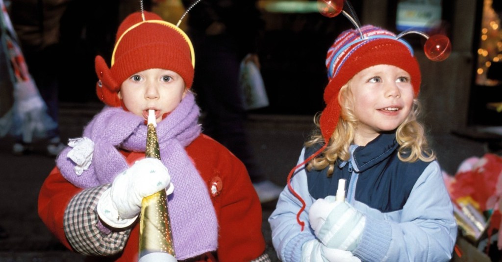 Silvester mit Kindern: zwei Kinder stehen an Silvester draußen an der Straße und haben Spaß