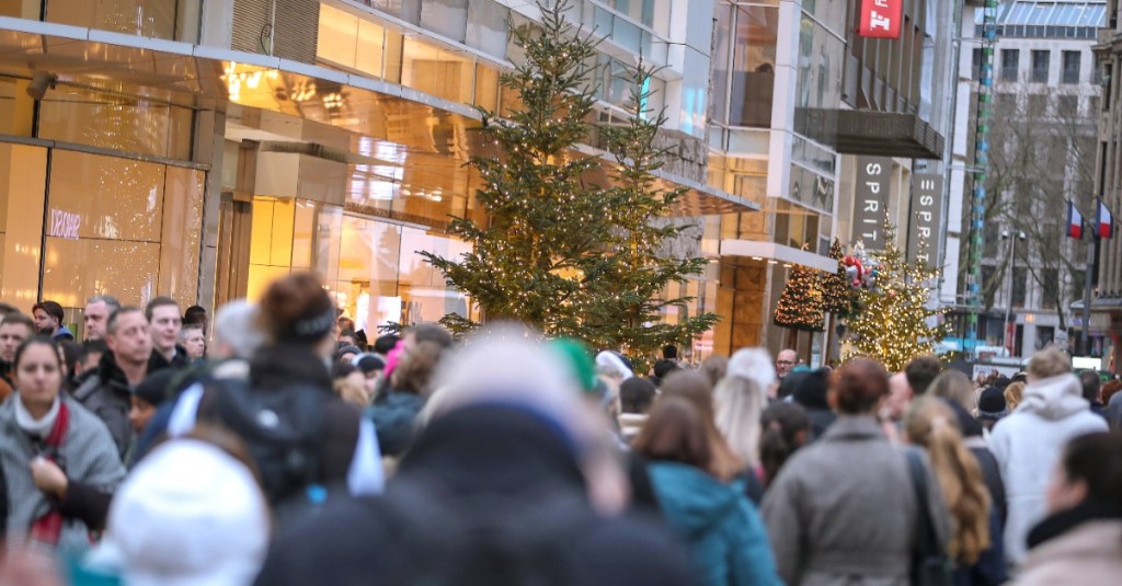 Weihnachten Familie: eine volle Einkaufsstraße