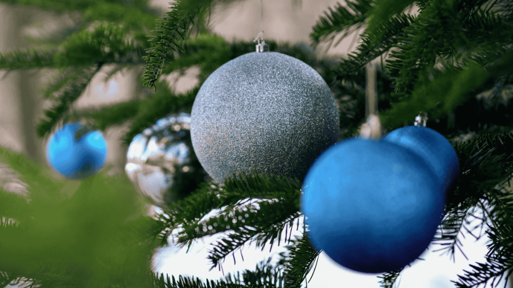 Weihnachtsbaum Trends 2024 blaue Kugeln